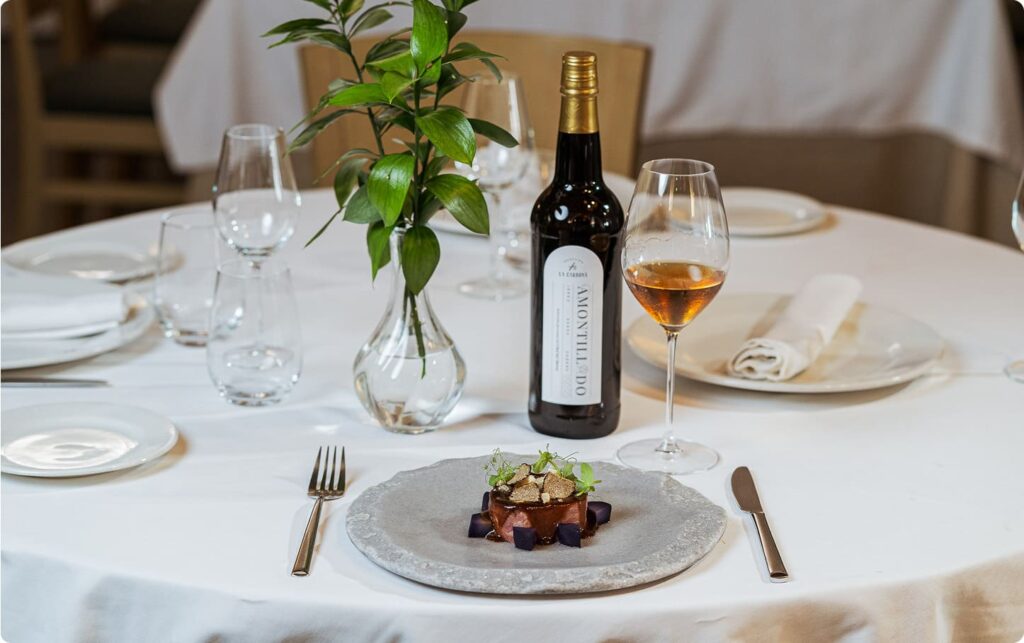 Botella-vino-selección-La-Carboná-mesa